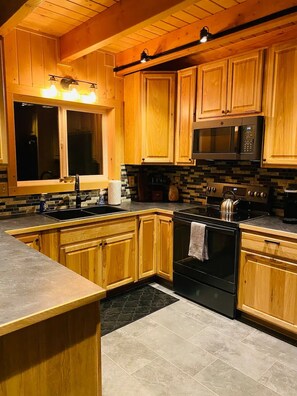 Frigorifero, microonde, forno, piano cottura