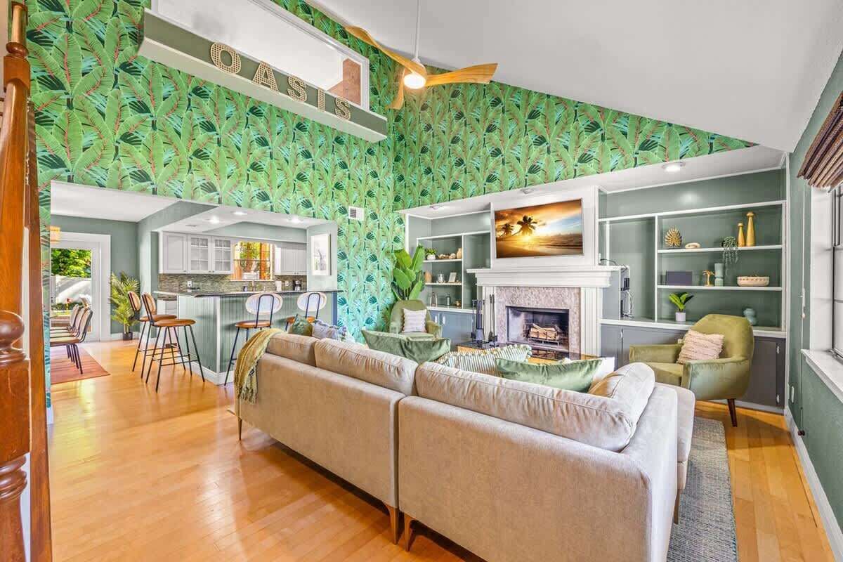 Televisor, llar de foc i oficines 