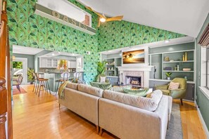 Een televisie, een open haard en een kantoor