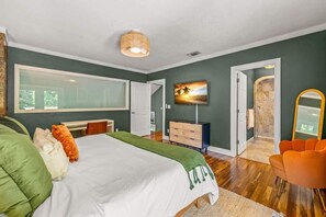 4 slaapkamers, een strijkplank/strijkijzer, reisbedje, wifi