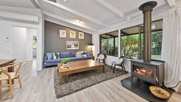 Una Smart TV, una chimenea, videojuegos, un reproductor estéreo