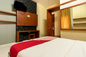 Desk, free WiFi, bed sheets - Capital O 615 Residence Puri Hotel Syariah (Medan)