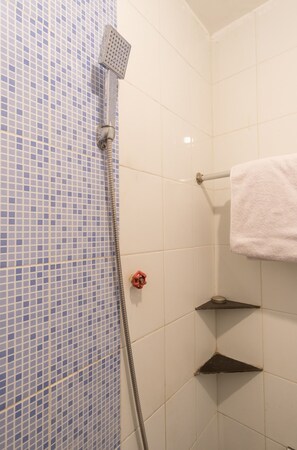Shower, soap - Capital O 615 Residence Puri Hotel Syariah (Medan)
