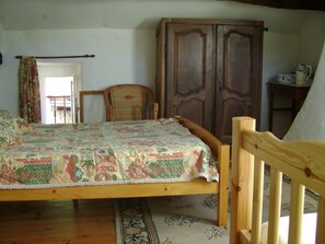 2 bedrooms, iron/ironing board, travel crib