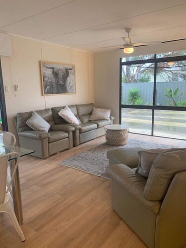 Fresh, beachy, comfy 2 bedroom apartment in Kingscote on Kangaroo Island (U1)