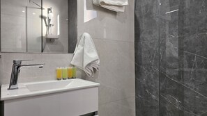 Douche, sèche-cheveux, serviettes fournies