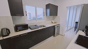 Kühlschrank, Mikrowelle, Ofen, Geschirrspüler
