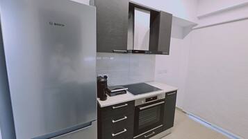 Kühlschrank, Mikrowelle, Ofen, Geschirrspüler