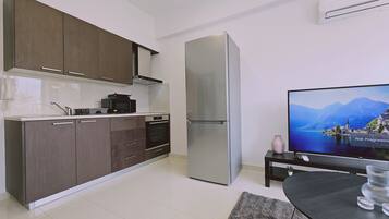 Kühlschrank, Mikrowelle, Ofen, Wasserkocher