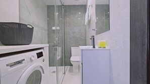 Douche, sèche-cheveux, serviettes fournies