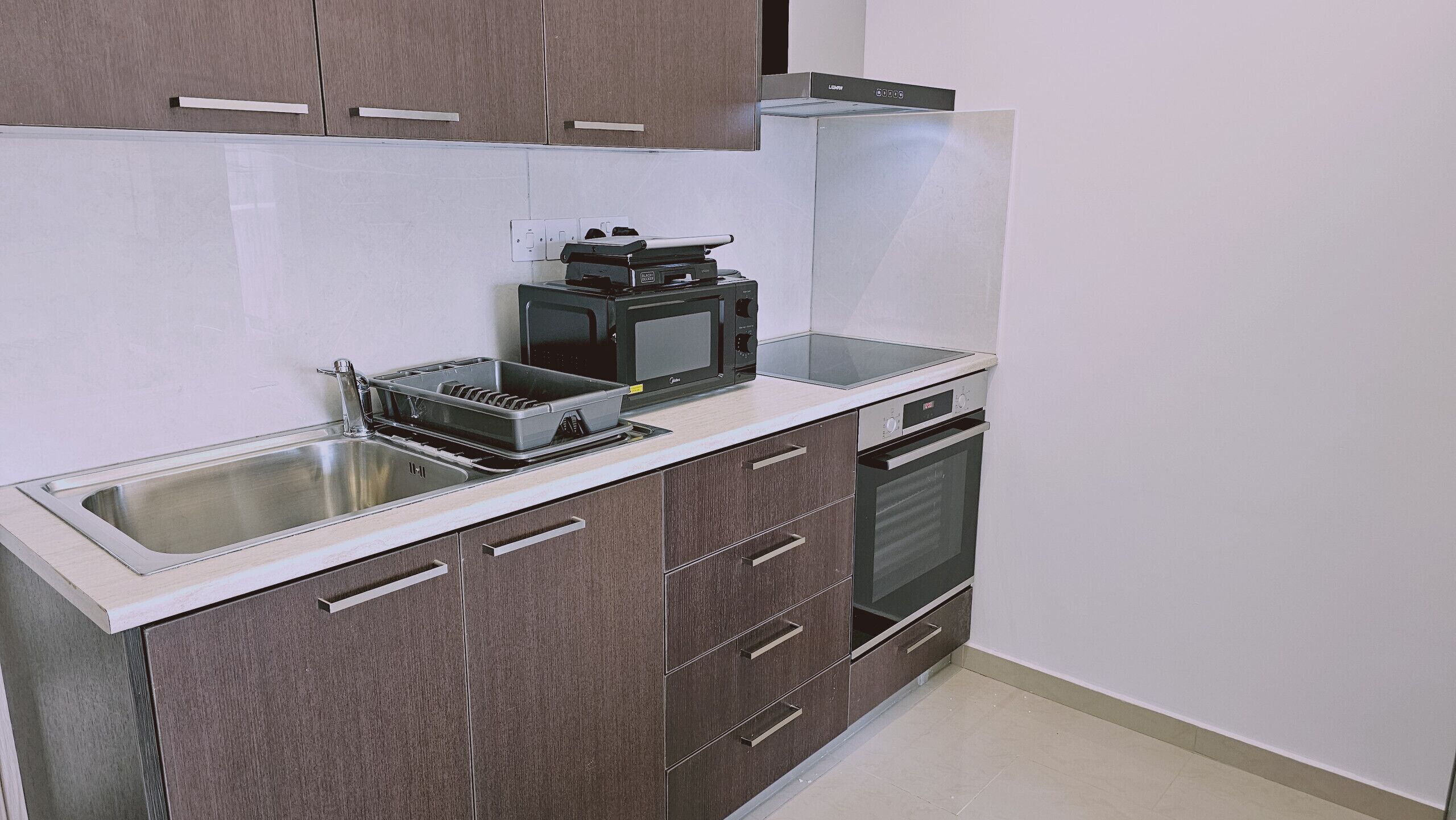 Køleskab, mikrobølgeovn, ovn, elkedel