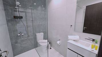 Dusche, Haartrockner, Handtücher