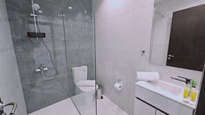 Ducha, secador de pelo y toallas