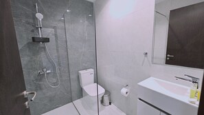 Dusche, Haartrockner, Handtücher