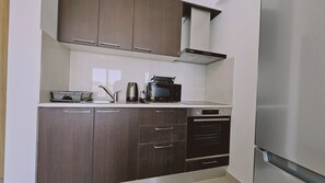 Refrigerador, microondas, horno y tetera eléctrica