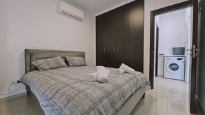 1 habitación, tabla de planchar con plancha, wifi gratis y ropa de cama