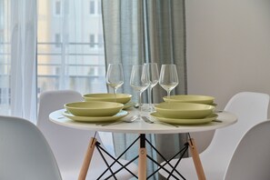 In-room dining - Apartment Klimasa in Wrocław by Renters (Wroclaw)