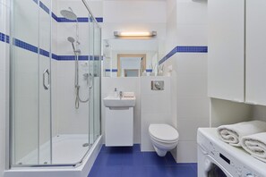 샤워 시설, 무료 세면용품, 타월, 화장지