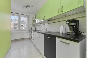Microwave, dishwasher, coffee/tea maker, electric kettle - Apartment Klimasa in Wrocław by Renters (Wroclaw)