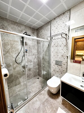 Superior Duplex | Bathroom | Shower, hydromassage showerhead, free toiletries, hair dryer
