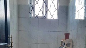 Căn hộ có thiết kế đặc sắc | Phòng tắm | Buồng tắm vòi sen, đồ dùng nhà tắm miễn phí, chậu vệ sinh/vòi rửa 
