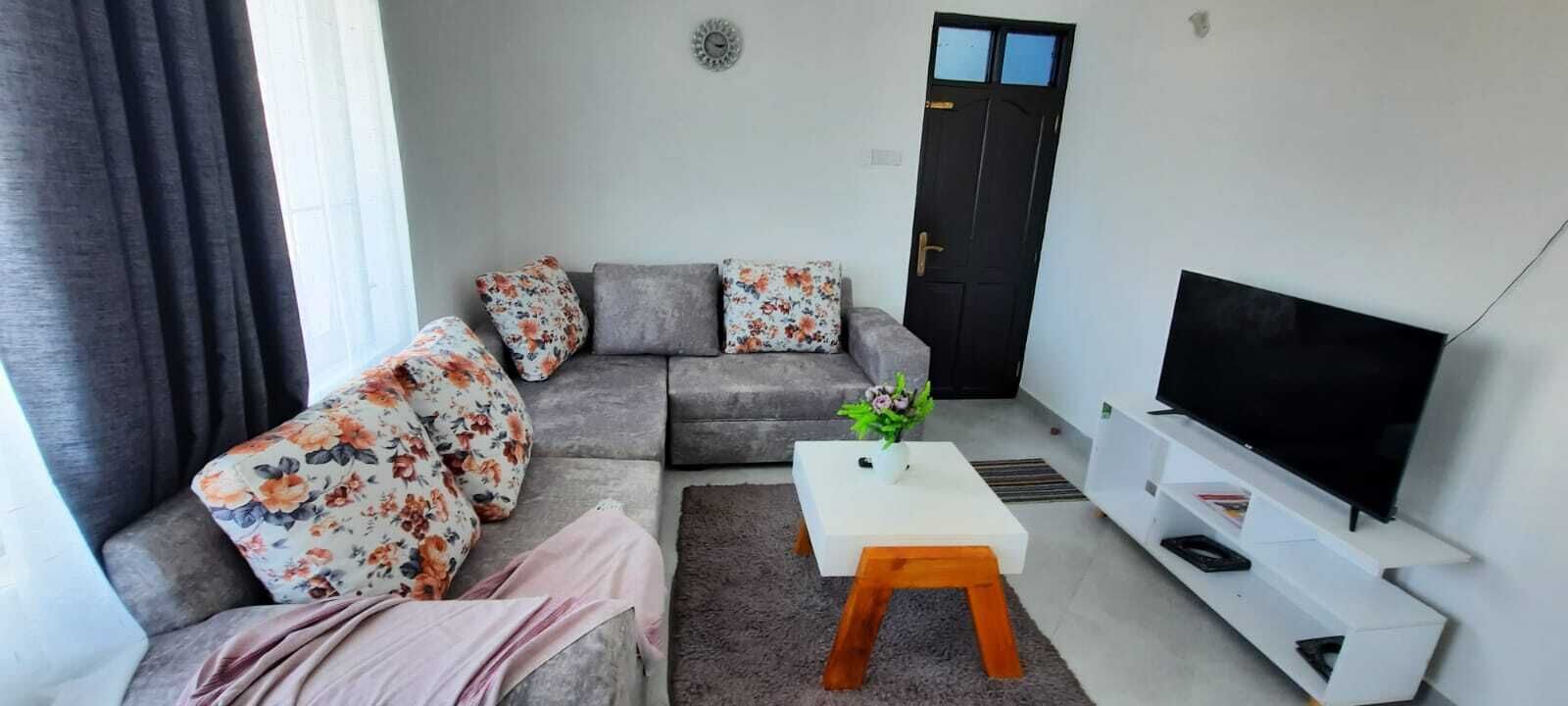 Leilighet – design | Oppholdsområde | En 24-tommers smart-TV med digitale kanaler