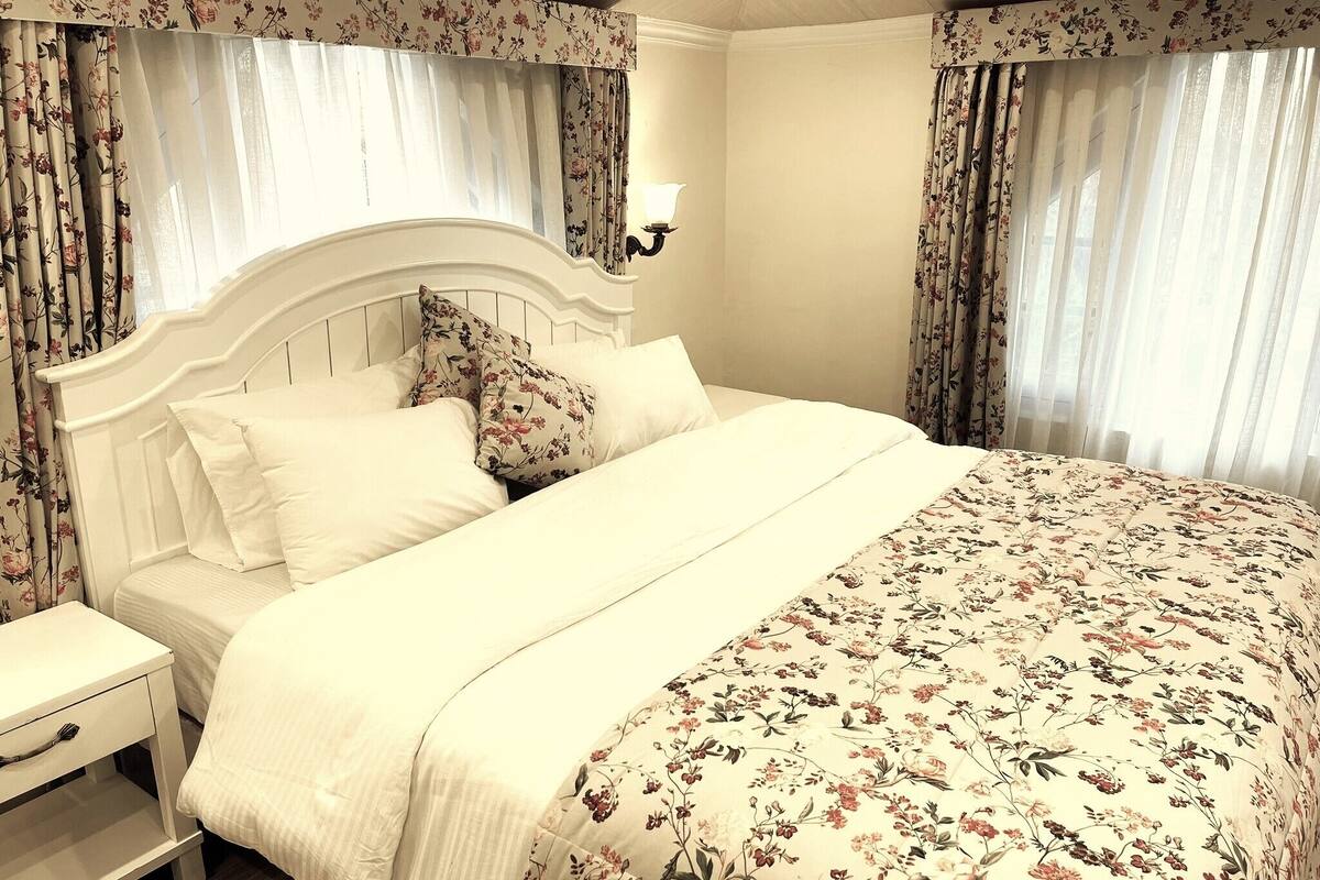 Deluxe Room | 1 bedroom, premium bedding, memory-foam beds, individually decorated