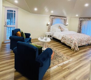 Deluxe Room | Living area | 44-inch Smart TV with cable channels