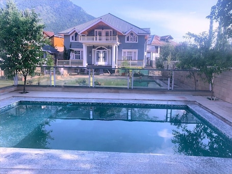 Una piscina al aire libre de temporada