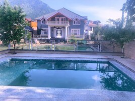 Una piscina al aire libre de temporada