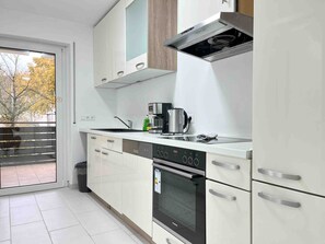 Een koelkast, een oven, een kookplaat, een vaatwasser