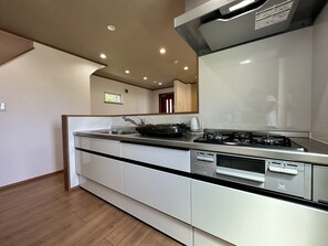 Fridge, microwave, stovetop, rice cooker - Shirahama Yamate Rent Villa SS2-88 (Shirahama)