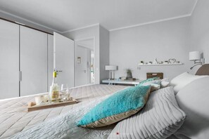 1 Schlafzimmer, Schreibtisch, Bügeleisen/Bügelbrett, Reisekinderbett