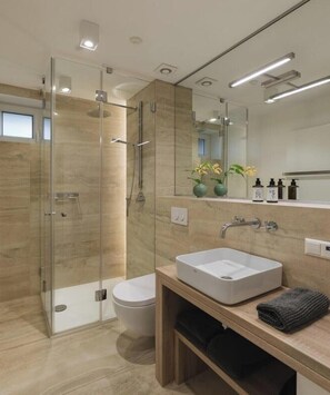 Een douche, handdoeken