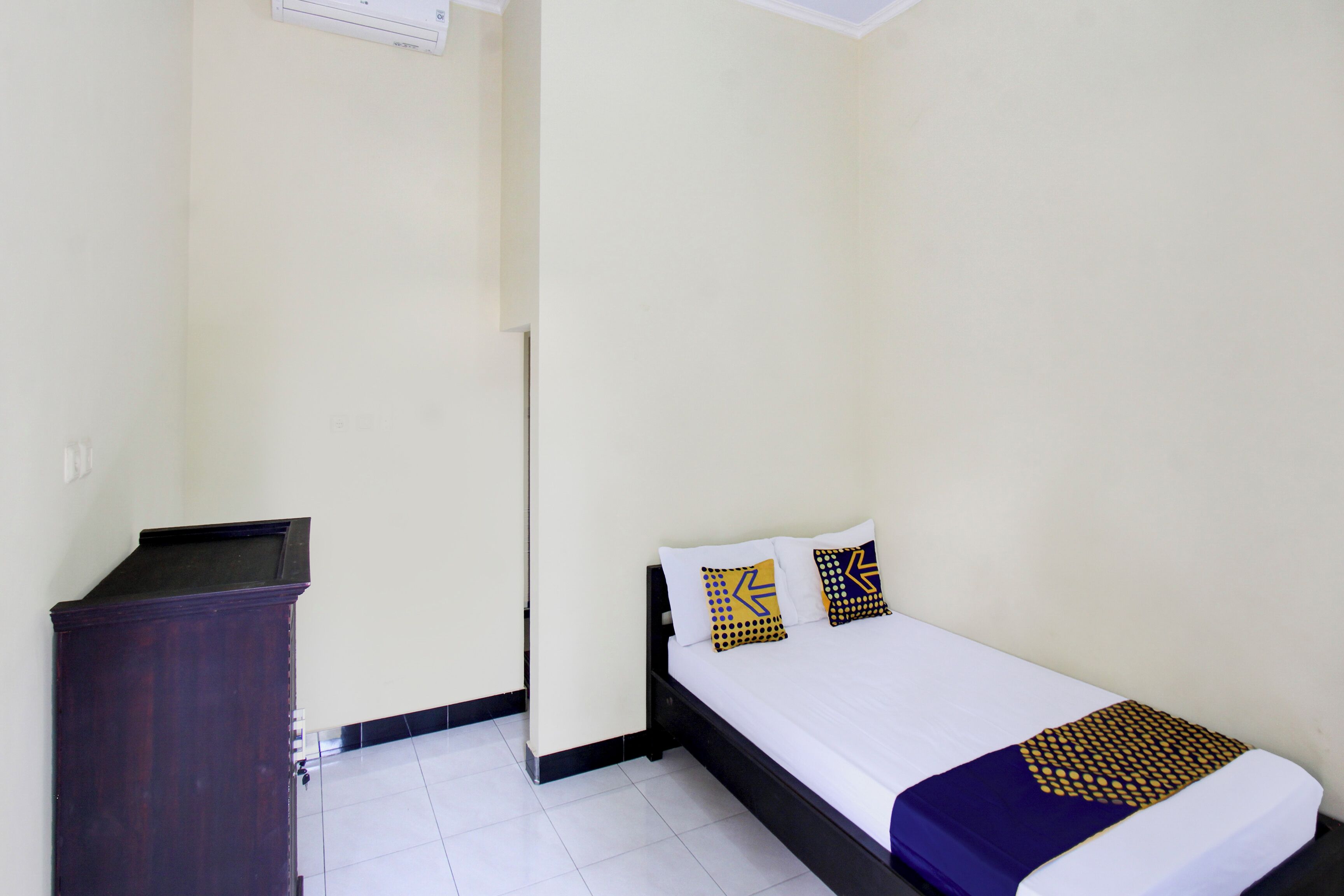 Desk, free WiFi, bed sheets