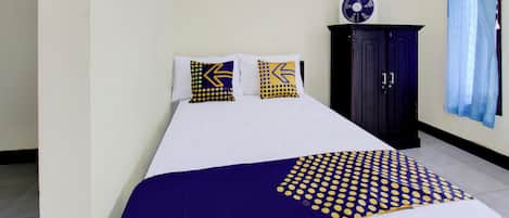 Standard Double Room | Desk, WiFi (free), bed sheets