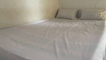 Standard Double Room | Meja, Wi-fi percuma, cadar katil