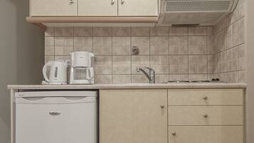 Fridge, stovetop, coffee/tea maker, electric kettle