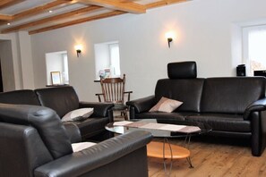 Smart TV, fireplace, stereo - Eifel farmhouse Comfortable holiday residence (Plütscheid)