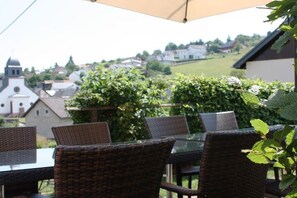 Outdoor dining - Eifel farmhouse Comfortable holiday residence (Plütscheid)