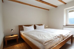 4 bedrooms, iron/ironing board, free WiFi, bed sheets - Eifel farmhouse Comfortable holiday residence (Plütscheid)