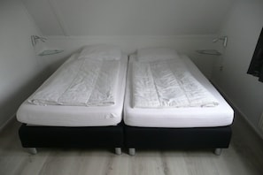 3 bedrooms, iron/ironing board, travel crib