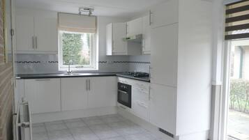 Een koelkast, een oven, een kookplaat, een vaatwasser