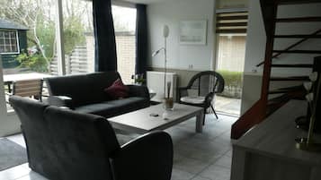 Een televisie en een stereo