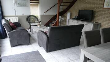 Een televisie en een stereo