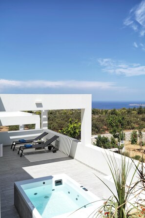Outdoor spa tub - Art & Design Villa with Maid Service by etouri (Chania)