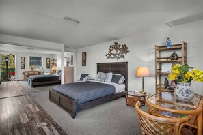 2 bedrooms, desk, iron/ironing board, WiFi - Bucket List Stay Secret Stairs Apt Hollywood Hills (Los Angeles)