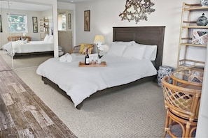 2 bedrooms, desk, iron/ironing board, WiFi