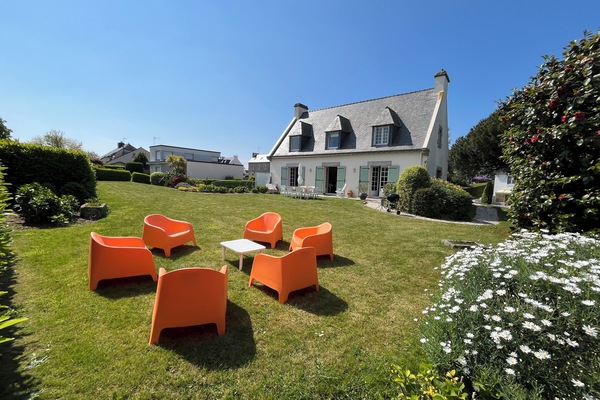 Jardin - Avec salon extérieur, table à manger et BBQ.