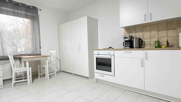 Fridge, oven, stovetop, coffee/tea maker